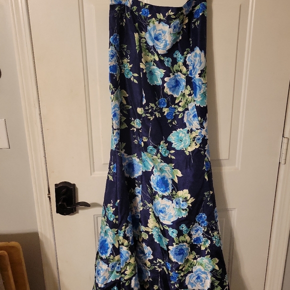 Dress - Picture 2 of 3